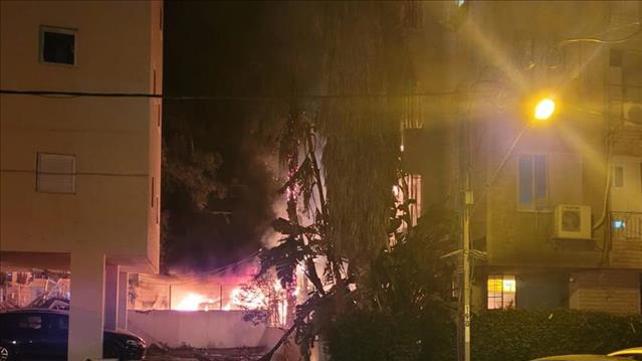שריפה בבניין שנפגע מרקטה בפתח תקווה 13.05.21
