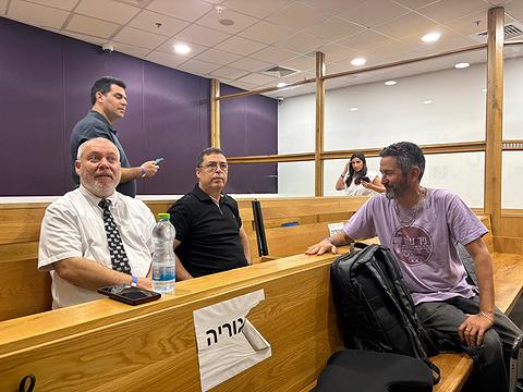 הנתבעים אורי משגב, בן כספית וגונן בן יצחק