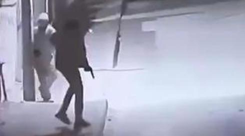 תיעוד: החשודים ברצח הכפול בקלנסווה נמלטים מהזירה
