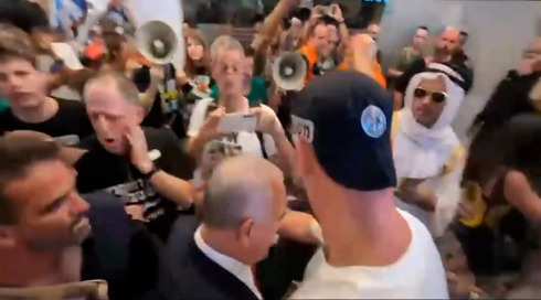 ח"כ דלל על ההפגנה מחוץ לכנס הליכוד: "עברתי לינץ'", המפגינים: "הוא מעד"