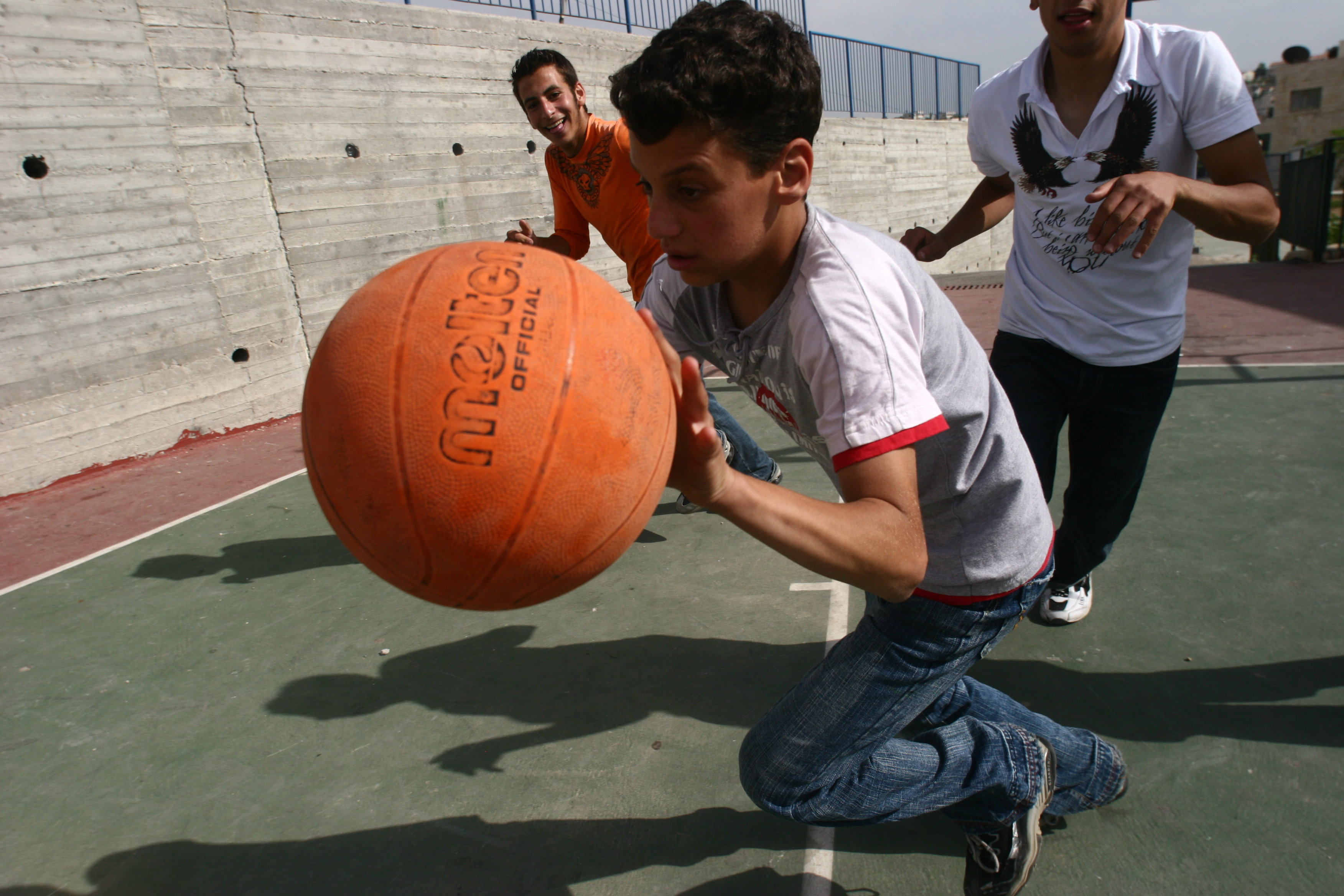 ילד משחק כדורסל