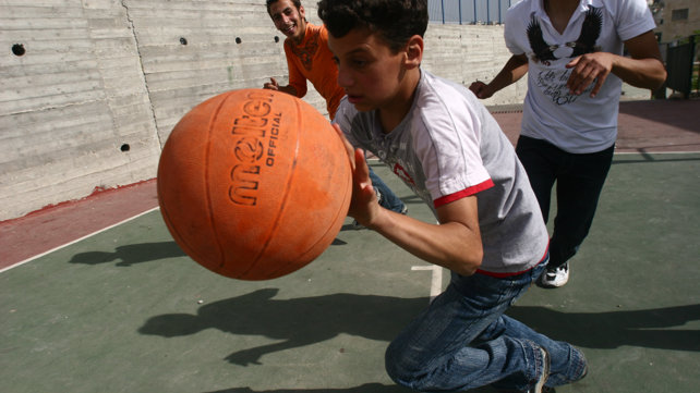 ילד משחק כדורסל