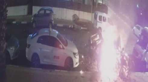 תיעוד: יצאו מהרכב - והוא התפוצץ