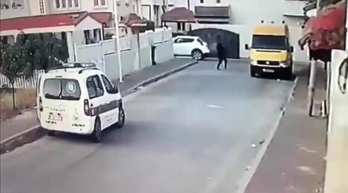 תיעוד: חשוד ירה לעבר ניידת משטרה בטירה ונמלט
