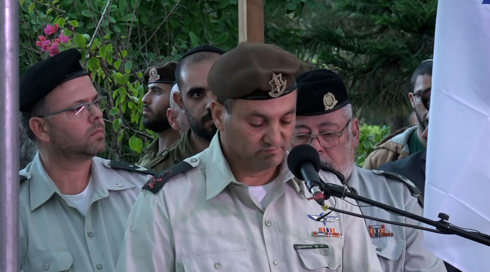 מדוע בצה"ל לא מאשרים לעטות את סיכת החטופים? המאבק של משפחת מצגר