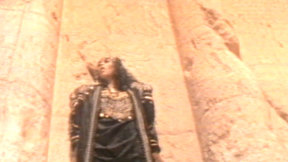 עפרה חזה מתוך הקליפ "אם ננעלו", 1988