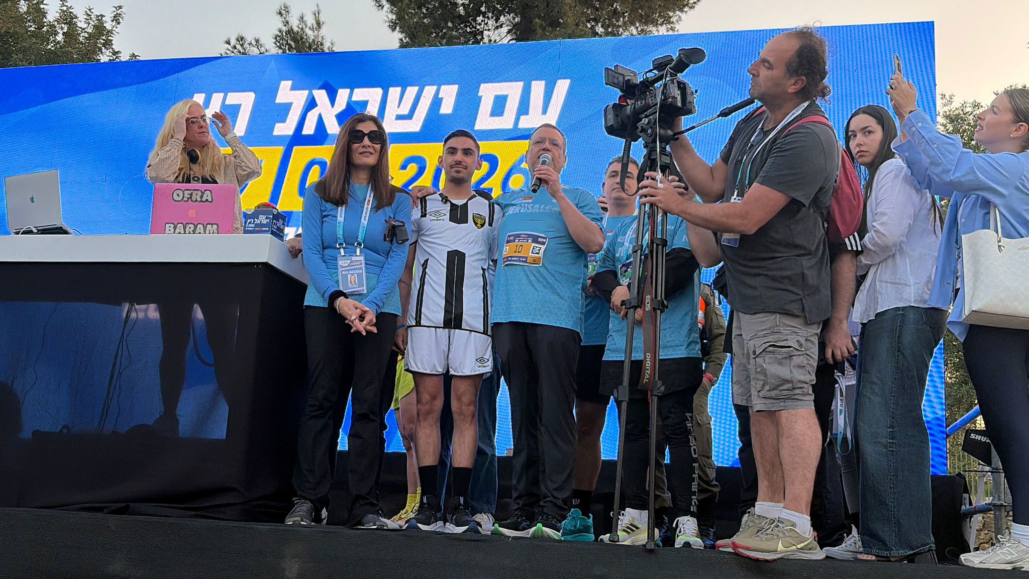 משה ליאון, ראש עיריית י-ם מזניק את מקצה ה-10 ק"מ יחד עם שורד השבי רום ברובסלבסקי