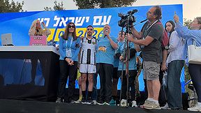 משה ליאון, ראש עיריית י-ם מזניק את מקצה ה-10 ק"מ יחד עם שורד השבי רום ברובסלבסקי
