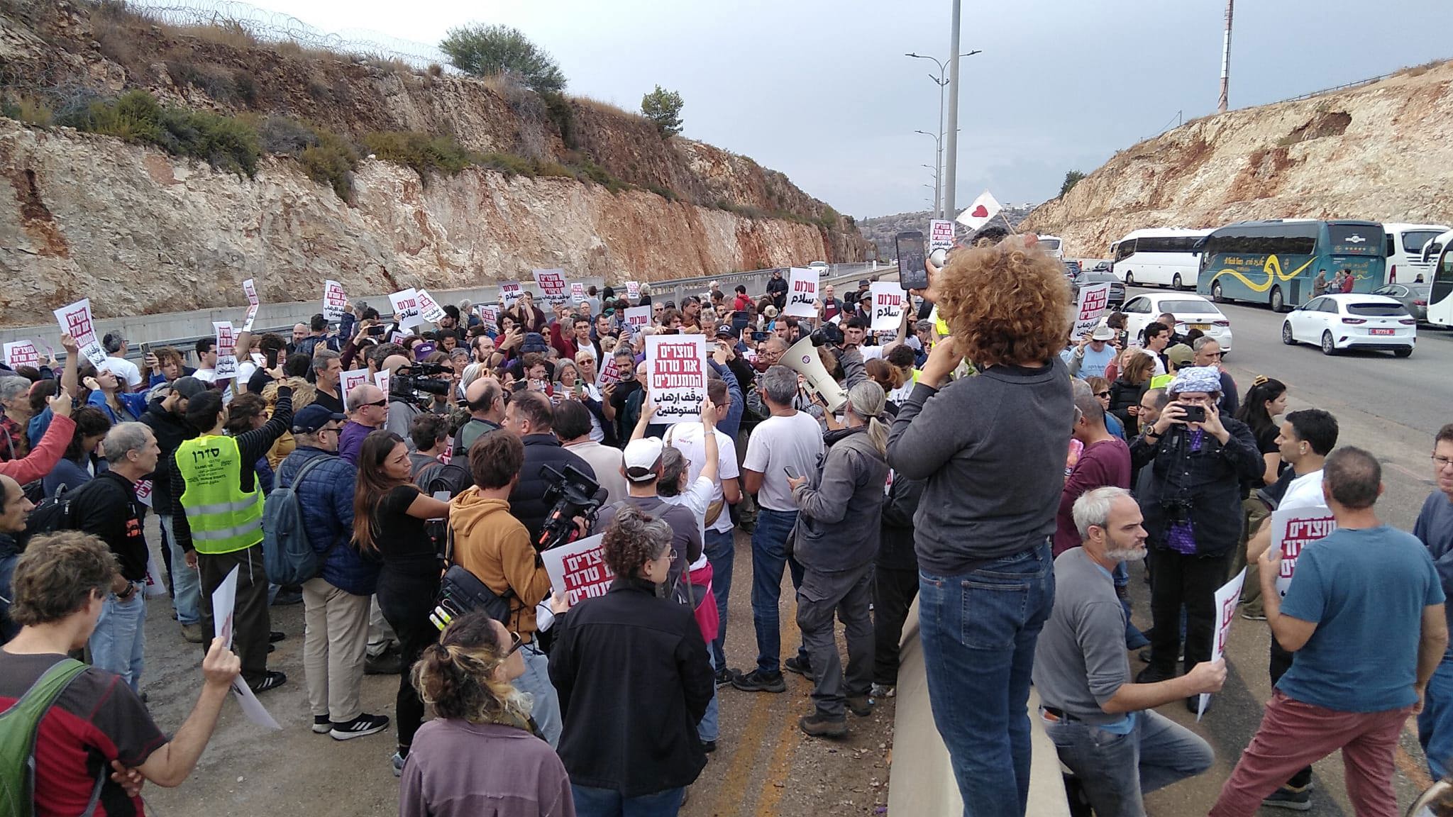 מתנדבים מגיעים למסיק הסולידריות בבורין