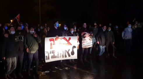 "נרצח לנו אח": תיעוד מתוך ליל העימותים האלימים בהפגנה על מות סנדק