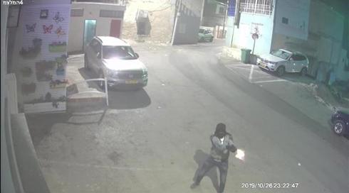 פותח באש באמצע הרחוב: תיעוד הירי בכפר קרע