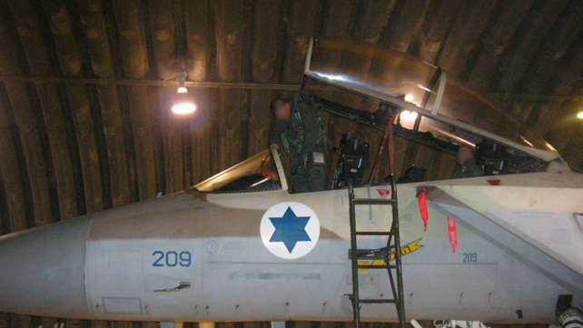 טייסי חיל האוויר לפני שיצאו לתקיפה בסוריה, 2007