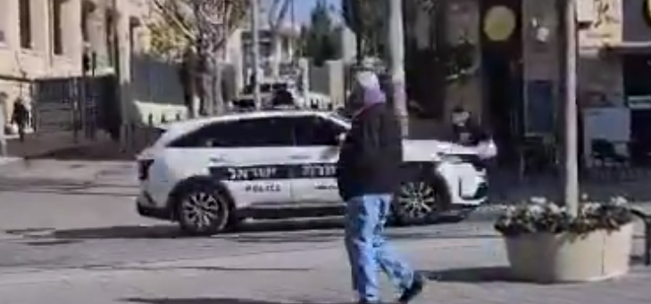 ניידת משטרה פוגעת בהולך רגל על פסי הרכבת הקלה בירושלים