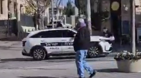 הניידת נסעה על פסי הרכבת הקלה בירושלים - ודרסה הולך רגל