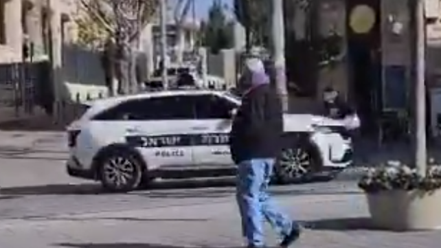 ניידת משטרה פוגעת בהולך רגל על פסי הרכבת הקלה בירושלים