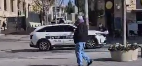 ניידת משטרה פוגעת בהולך רגל על פסי הרכבת הקלה בירושלים
