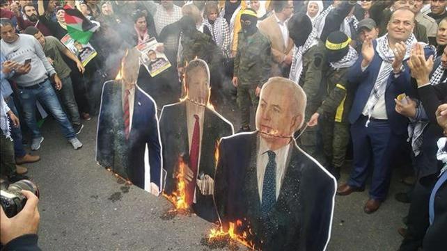 שריפת תמונה של נתניהו וטראמפ בשכם
