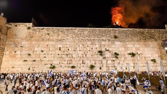 עץ עולה באש בהר הבית כפי שנראה מהכותל, 10.5.21