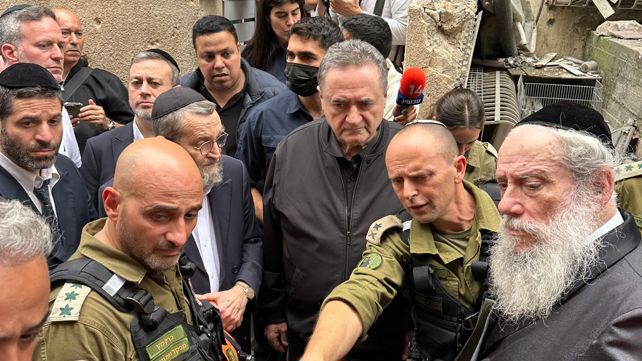 שר הביטחון ישראל כ"ץ בזירת הנפילה בבני ברק, 01.04.26אריאל חרמוני, משרד הביטחון