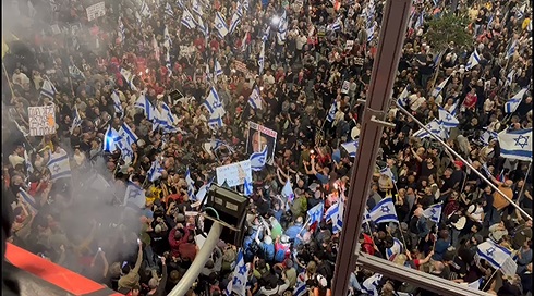 כאוס במחאה ברחוב קפלן: כדורגלן עבר דרס 5 מפגינים