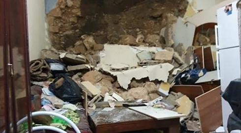 בגלל הגשמים: קיר קרס בתוך בית בנצרת