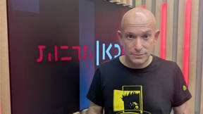 דרור משעני מחזיק את ספרו החדש