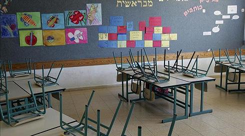 ההורים זועמים: הסדר טיעון מקל עם מורה פדופיל