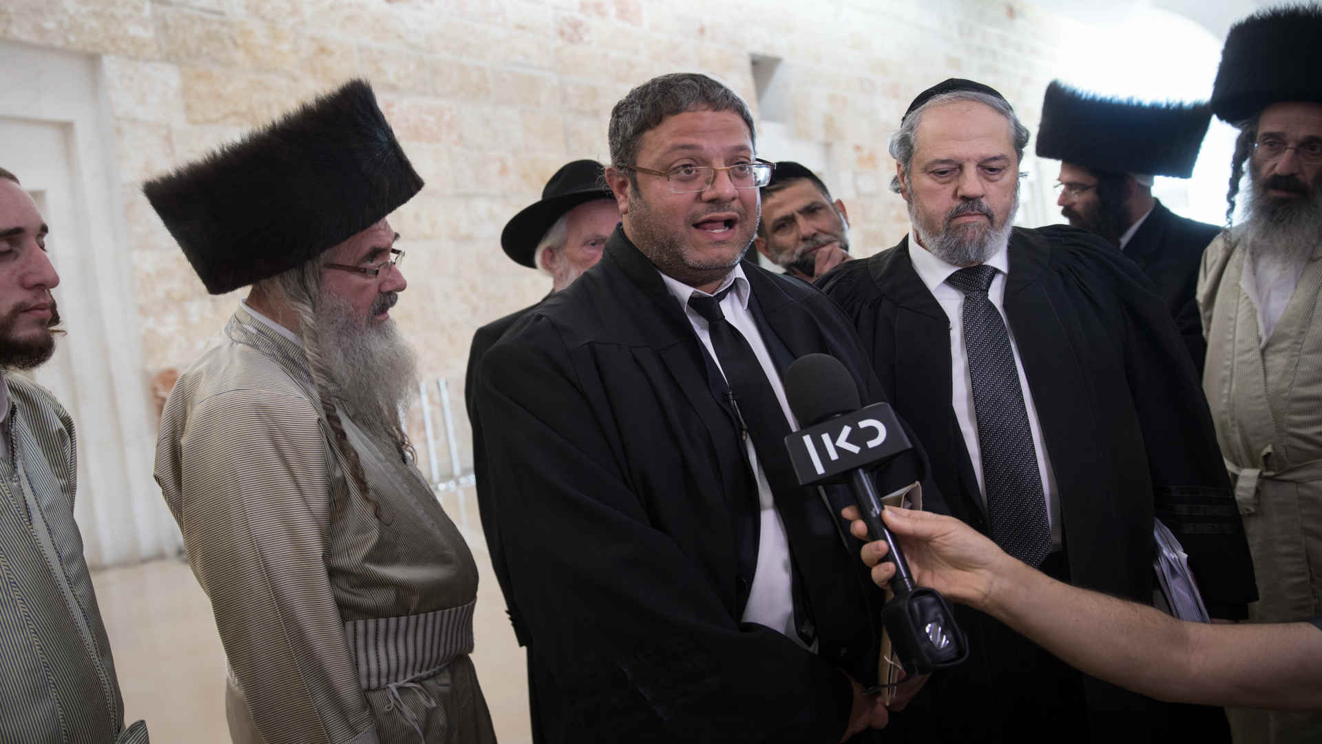 עורכי דינם של הורי התינוק בבית המשפט העליון