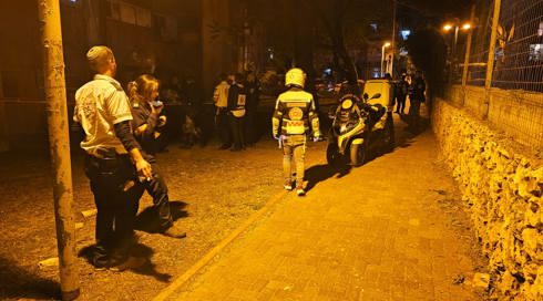 חשד לרצח בפתח תקווה: גבר נורה למוות ונמצא בחדר מדרגות