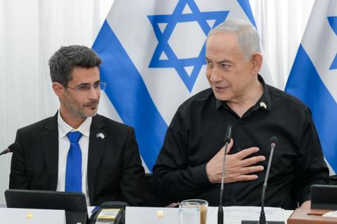ראש הממשלה בנימין נתניהו וראש עיריית קריית שמונה אביחי שטרן בישיבת הממשלה בעיר, 01.02.26
