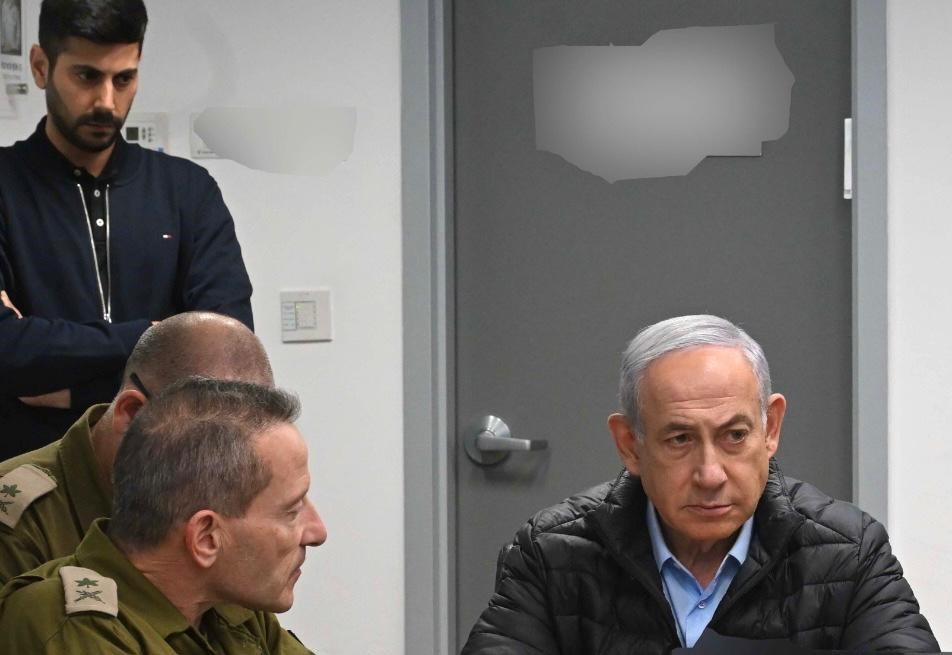 דובר רה"מ עומר דוסטרי (משמאל למעלה), בקריה בתל אביב בזמן "מבצע ימי תשובה"