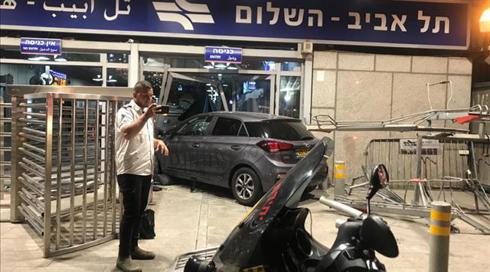 מכונית התנגשה בכניסה לתחנת רכבת השלום בת"א