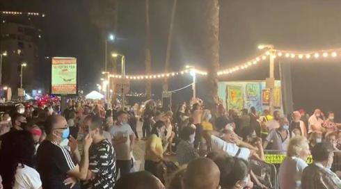 מתנדב במשטרה התריע על התקהלות בבת ים והושעה מתפקידו