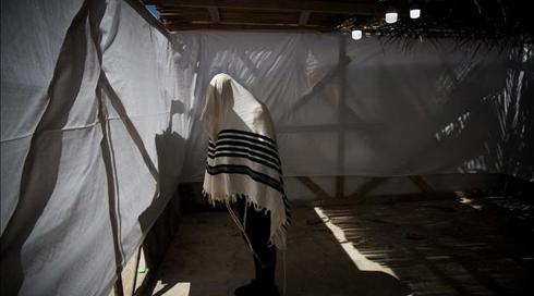 שוטרים קנסו חולה מאומת שארגן התקהלות אסורה בסוכה בבני ברק