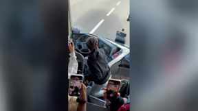 תיעוד בלתי נתפס: נהג הסעות מהשרון נתן לתלמידי חטיבת ביניים לנהוג באוטובוס