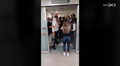 תיעוד: משפחת מטופלת שמתה מקורונה תקפה צוות רפואי
