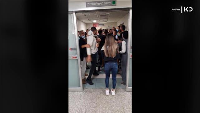 תיעוד תקיפת צוות רופאי בביה"ח אסף הרפואי על ידי משפחה של נפטרת מקורונה