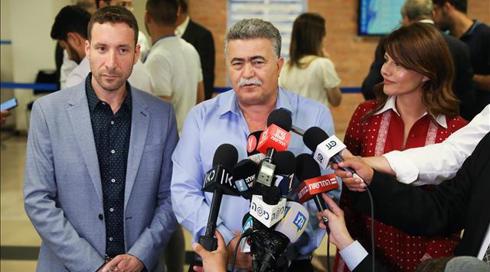 החיפוש אחר עריקים: לוי-אבקסיס, פרץ ושמולי על הכוונת
