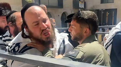 עימותים בין שוטרים לבין מפגינים חרדים מול קפה "בסימטה" בירושלים