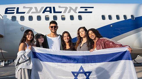 נועם בתן ומשלחת ישראל לאירוויזיון 2026 המריאו לווינה