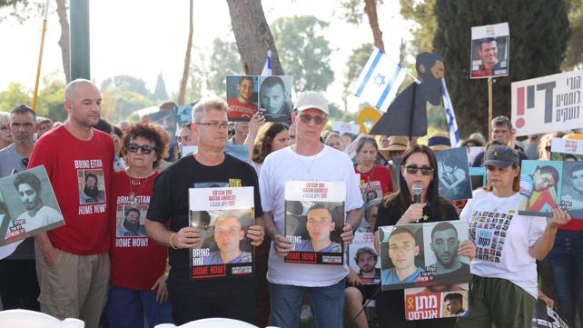 שורדי שבי ומשפחות חטופים מול בית השר כ"ץ