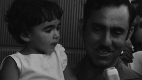 אבא וילדה מדברים על נחיתת חללית אפולו. 1969