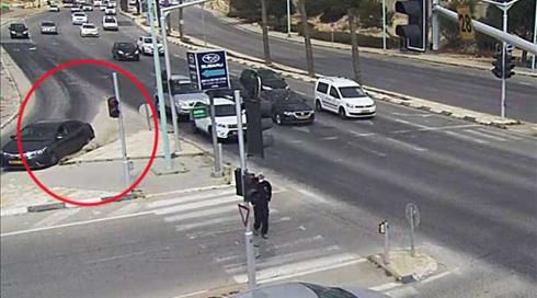 שפך שמן על הכביש, וכשמכוניות נפגעו – הציע לנהגים תיקון, בתשלום