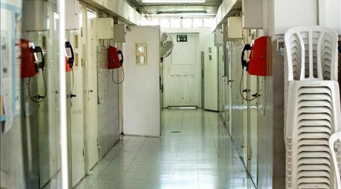 דו"ח: צפיפות בלתי נסבלת, שימוש לא מידתי בכבילה ותנאים היגייניים ירודים במתקני כליאה