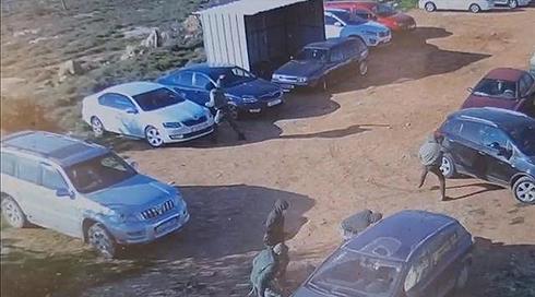 תיעוד: נערי גבעות מנפצים רכבי פלסטינים אחרי פינוי מאחז