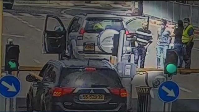 תיעוד: רגעיו האחרונים של הצעיר שדקר מאבטח בתל השומר 14.05.20