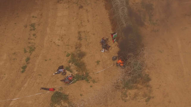 פלסטינים ליד גדר המערכת בגבול עזה, אתמול