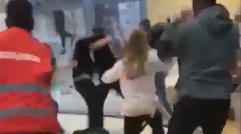 קטטה המונית באירוע השקת נעליים בקניון רמת אביב