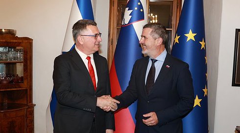 שר החוץ גדעון סער (שמאל) עם שר החוץ של סלובניה טונה קייזר בטקס חניכת השגרירות הישראלית, 09.09.26