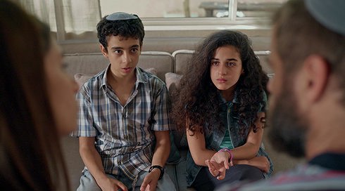 בני מצווה | פרק 14 - החשוד שאיתנו בבית